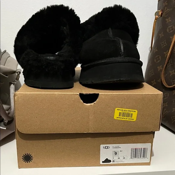 UGG Black Women's Slippers - Picture 4 of 4